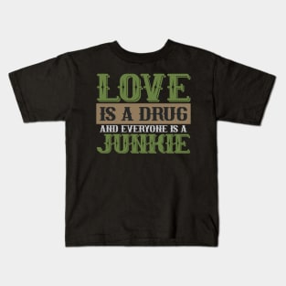 Love is a drug and everyone is a Junkie Kids T-Shirt